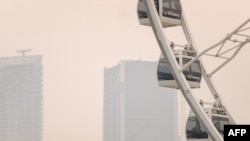 কুইবেকের উত্তরাঞ্চলে দাবানলের ফলে ধোঁয়া মন্ট্রিয়ালের আকাশ ঢেকে ফেলেছে। ২৫ জুন, ২০২৩।