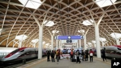 资料照片：2023年10月2日，在印度尼西亚雅加达哈利姆站举行的东南亚首条高速铁路开通仪式期间，高速列车停在印度尼西亚雅加达的哈利姆站，这是中国“一带一路”基础设施倡议下的一项重点项目。（美联社照片）