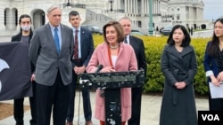 美国国会荣誉议长南希·佩洛西（图中）2024年3月22日出席记者会，与美国国会暨行政当局中国委员会（CECC）两党领袖共同谴责香港通过“23条”立法进一步侵犯自由。（美国之音记者李逸华摄）