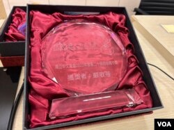 华裔美籍作家严歌苓获颁“自由写作奖”，她在预录影片中期许自己能在生命最后阶段写出的最好作品。（美国之音特约记者杨安摄影）