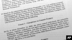 列举逮捕16名密歇根共和党人依据的法律证书，他们被控因在2020年总统选举中充当代表特朗普的虚假选举人而犯有伪造文书等重罪。(2023年7月18日)