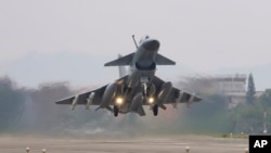 资料照片：一架中国解放军战机从位于南京的东部战区起飞,执行台湾周边战备警巡演训。(2023年4月8日)
