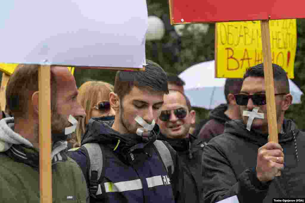 Залепени усти за право на говор: Протест на новинарите пред Основниот граѓански суд во Скопје