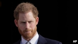 FILE - Pangeran Harry dari Inggris tiba di taman Istana Buckingham di London, 16 Januari 2020. (Kirsty Wigglesworth/AP)