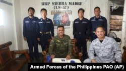 菲律宾军事参谋长罗密欧·布劳纳将军（中）与菲律宾武装部队西部司令部司令阿尔贝托·卡洛斯（右）在有争议的南中国海仁爱礁（当地称为阿云金礁）视察长期搁浅的菲律宾海军运输舰马德雷山脉号（BRP Sierra Madre）。（2023年12月10日）