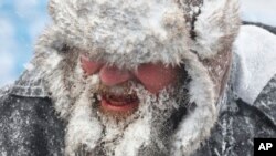 ሠራተኛው በረዶን በመጥረግ ሥራ ላይ ይገኛል፤ ሃይማርክ ስታዲየም፣ በኦርቻርድ ፓርክ፣ ኒው ዮርክ እአአ ጥር 14/2024