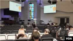 西北华人浸信会牧师用英语对大部分是台积电员工家属的会众介绍美国文化、节日及成语的由来。(美国之音记者刘恩民拍摄）