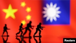 资料照：中国与台湾旗帜和一组士兵的图示