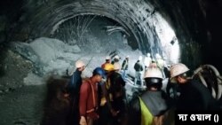 ভারতের উত্তরাখণ্ডে একটি নির্মীয়মাণ সুড়ঙ্গের মুখ বন্ধ হয়ে যাওয়ায় অন্তত ৪০ জন শ্রমিক ভেতরেই আটকা পড়ে রয়েছেন। ১২ নভেম্বর, ২০২৩।