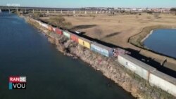 Texas Dozado ak Administrasyon Biden nan Akoz Baryè Fil de Fè li Enstale sou Fwontyè Meksik la 