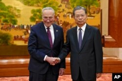 ການຢ້ຽມຢາມຂອງຜູ້ນໍາສຽງສ່ວນຫຼາຍຢູ່ໃນສະພາສູງສະຫະລັດ ທ່ານຊັກ ຊູມເມີ, ແລະ ທ່ານຊາວ ເລຈີ, ປະທານສະພາປະຊາຊົນແຫ່ງຊາດຂອງຈີນ ຖ່າຍຮູບຮ່ວມກັນ ກ່ອນການປະຊຸມສອງຝ່າຍຂອງພວກທ່ານ ຢູ່ທີ່ຫໍປະຊຸມແຫ່ງຊາດ ໃນນະຄອນຫຼວງປັກກິ່ງ, ວັນທີ 9 ຕຸລາ 2023.