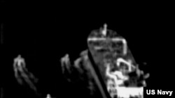 这张从美国海军波音 P-8 Poseidon巡逻侦察机的监控视频中拍摄的静止图像显示 2023 年 6 月 4 日在霍尔木兹海峡的一艘商船附近的三艘伊朗革命卫队快速攻击舰。（美联社转发美国海军图片）