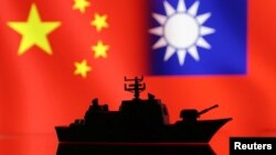 资料照：中国与台湾旗帜和一艘战舰的图示