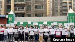 资料照：四川成都“山河玖璋”楼盘因债务纠纷遭查封，大量业主11月20日齐聚现场，大喊“请求政府，协助复工。”(截自X帐号“李老师不是你老师”的视频截图)。