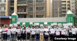 四川成都“山河玖璋”楼盘因债务纠纷遭查封，大量业主11月20日齐聚现场，大喊“请求政府，协助复工。”(截自X帐号“李老师不是你老师”的视频截图)。