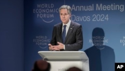 美国国务卿布林肯在达沃斯世界经济论坛的会议上讲话。(2024年1月16日)