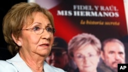 资料照片：2009年10月27日，时年76岁的胡安妮塔·卡斯特罗（Juanita Castro）在佛罗里达州迈阿密与记者交谈。（美联社照片）