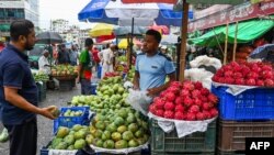 বাংলাদেশে ৫ অগাস্ট সরকার পতনের পর বিশেষ করে খ্যাদ্য দ্রব্যের মূল্যস্ফীতি নির্দিষ্ট আয়ের পরিবারের উপর প্রচণ্ড চাপ সৃষ্টি করেছে, যার প্রতিফলন ভয়েস অফ আমেরিকার জরীপে দেখা গেছে। ফাইল ফটোঃ ৭ অগাস্ট, ২০২৪। 