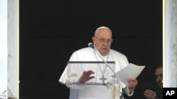 教宗方济各在梵蒂冈做午间祷告。（2024年3月10日）