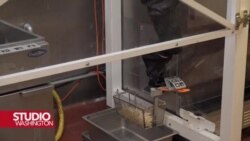 Roboti pripremaju hranu u restoranu u Kaliforniji