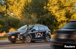 Mobil yang dikendalikan dari jarak jauh, Vay, melaju di jalanan Las Vegas, Nevada, AS, dalam foto tak bertanggal yang diperoleh Reuters, 16 Januari 2024. (Vay/Handout via REUTERS)