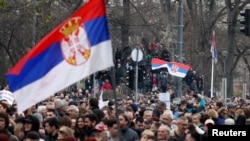 Во уредничкиот коментар на Вашингтон пост се наведува дека „политиката на господинот Бајден била да го прифати авторитарниот претседател на Србија, Александар Вучиќ, во обид да ја одвои земјата од Русија“. „Таа политика се повеќе наликува на неуспешна“, се нагласува во текстот.