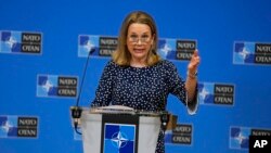 资料照片：2022年2月15日，美国驻北约大使朱丽安·史密斯在布鲁塞尔北约总部发表讲话。（美联社照片）