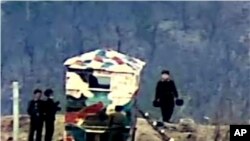 На оваа фотографија без датум, обезбедена и објавена на 27 ноември 2023 година, од Министерството за одбрана на Јужна Кореја, севернокорејските војници ја поставуваат својата стражарска станица во Демилитаризираната зона во Северна Кореја.