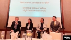 2023年10月1日台湾总统参选人柯文哲在欢迎会上与参会者互动。左一为柯文哲，左二为高科技企业CEO李丽芬博士，左三为王宁国博士，左四为旧金山台北姐妹市委员会副主席胡立民