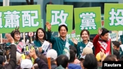 台湾副总统、执政党民进党总统候选人赖清德在台北举行的竞选活动中向支持者挥手致意。（2024年1月3日）