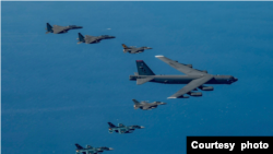 美国、日本与韩国军队2023年10月22日举行联合空中演习。（美国空军/韩国军方）