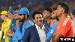 রবিবার বিশ্বকাপ ফাইনালের মাঠে উপস্থিত ছিলেন শচীন তেন্ডুলকর। ১৯ নভেম্বর, ২০২৩।