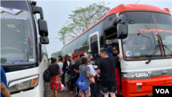 在拉哈斯布兰卡斯移民接收点，排队等待上车的移民，其中有好几名中国走线客。(2024年2月22日)