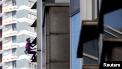 法国攀登高手阿兰·罗伯特（Alain Robert）为声援菲律宾的南中国海主权立场徒手爬上了菲律宾首都马尼拉金融区的一座47层高的摩天大楼。（2024年3月5日）