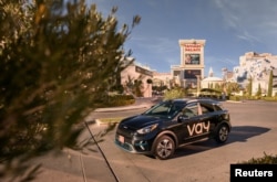 Sebuah kendaraan Vay yang dikendalikan dari jarak jauh meluncur di jalanan Las Vegas, Nevada, AS, dalam foto tak bertanggal yang diperoleh Reuters pada 16 Januari 2024. (Vay/Handout via REUTERS)
