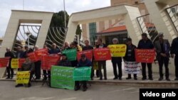 Zəncanda təqaüdçülərin mitinqi (İran İşçilərinin Azad Birliyinin yaydığı videonun ekran görüntüsü)