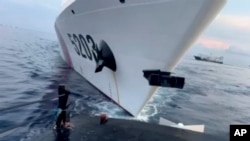 资料图片：2023年10月22日星期日，一艘船首编号5203的中国海警船在接近南中国海第二托马斯浅滩时与菲律宾补给船相撞 (Armed Forces of the Philippines via AP)