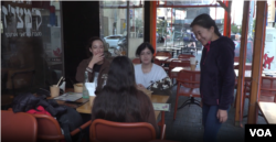 이스라엘 텔아비브에서 한식당 '김치스'를 운영하는 김순이(오른쪽) 사장이 손님들과 대화하고 있다.