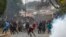 የኬንያ ፖሊሶች ናይሮቢ ውስጥ ኪቤራ በሚባለው ሰፈር ተቃዋሚዎች ላይ አስለቃሽ ጋዝና ጥይት ሲተኩሱ  