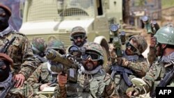 2023年5月21日，在以色列2000年从黎巴嫩南部撤军纪念日前夕，黎巴嫩真主党武装人员在与以色列接壤的阿拉姆塔进行了大规模军事演习，其中一部分是越境袭击。（法新社）