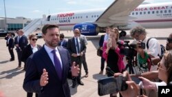 共和党副总统提名人、俄亥俄州联邦参议员JD万斯在奇佩瓦谷地区机场观看了副总统卡玛拉·哈里斯的专机“空军二号”后与记者交谈。(2024年8月7日) 