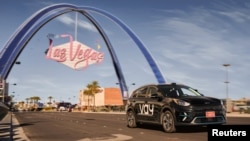 Sebuah kendaraan Vay yang digerakkan dari jarak jauh meluncur di jalanan Las Vegas, Nevada, AS, dalam foto tak bertanggal yang diperoleh Reuters, 16 Januari 2024. (Vay/Handout via REUTERS)