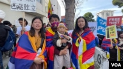 来自拉萨的流亡美国藏人齐美带着妻子和孩子一起来参加在中国驻旧金山总领馆前举行的纪念“西藏抗暴日”65周年活动。（周星晨拍摄）