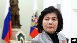 ແຟ້ມຮູບ-ລັດຖະມົນຕີການຕ່າງປະເທດເກົາຫຼີເໜືອ ທ່ານນາງ ໂຊ ຊອນ ຮຸຍ ເດີນທາງໄປຮອດບ່ອນພົບປະກັບປະທານາທິບໍດີຣັດເຊຍ ທ່ານວລາດີເມຍ ປູຕິນ ຢູ່ທີ່ວັງເຄຣັມລິນ ໃນນະຄອນຫຼວງມົສກູ, ວັນທີ 16 ມັງກອນ 2024.