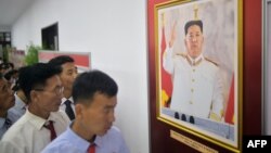 ጦርነቱ ያበቃበትን በዓል የሚዘክረውን ብሄራዊ የፎቶ ኤግዚቢሽን እየጎበኙ በፒዮንግያንግ፣ ሰሜን እ አ አ ሐምሌ 