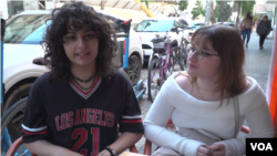 이스라엘 군 입대를 앞두고 텔아비브의 한식당을 찾은 미찰 타비브(왼쪽)와 시르 얀코비치.