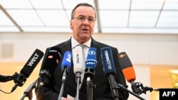 德国国防部长鲍里斯•皮斯托瑞斯在柏林对记者发表声明。（2024年3月3日）