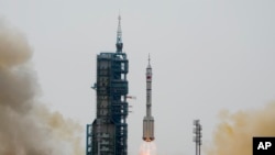 موشەکێکی لۆنگ مارچ لە کاتی هەڵداندا، تیمێکی کەشتیوانی ئاسمانی چینی لە کەشتییەکی ئاسمانی شێنژۆ-١٦ هەڵدەگرێت، لە ناوەندی هەڵدانی سەتەلایتی جیوکوان لە باکووری ڕۆژئاوای چین، 30ی 5ی 2023.