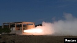 북한이 신형 중거리탄도미사일용 고체연료 엔진 시험을 진행했다며 15일 관영매체를 통해 사진을 공개했다.