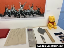 伦敦“白纸周年”艺术展上的作品。（美国之音 李伯安）